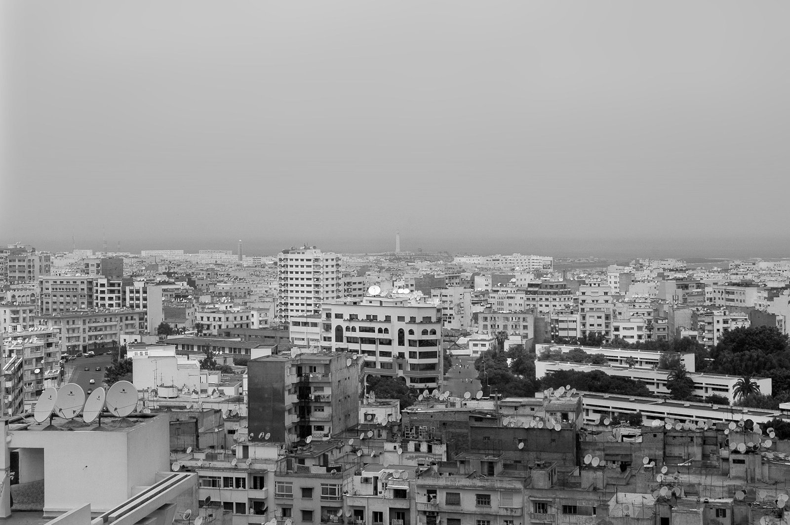 Quartier d'affaires de Casablanca en fin de journée, tours de bureaux et voies structurantes.