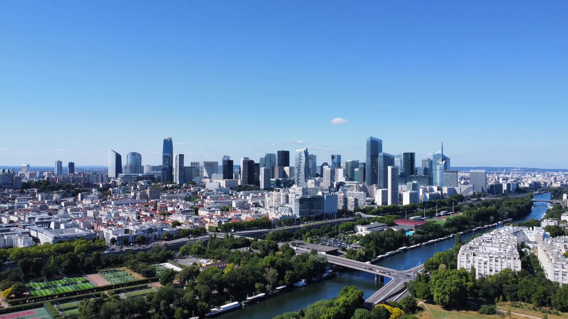 Vue aérienne d'un quartier d'affaires au crépuscule
